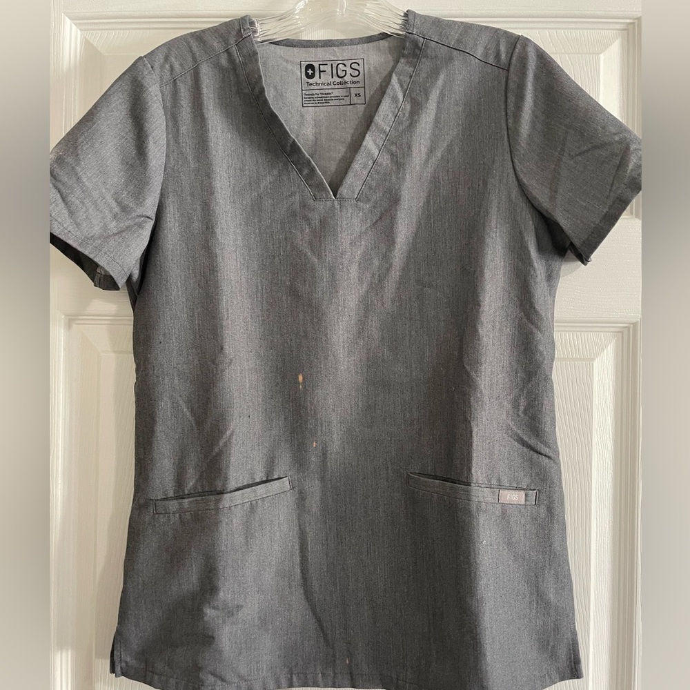 FIGS Casma Three Pocket Scrub Top. Graphite gray. XS